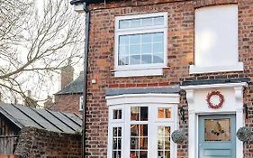 Quaint Georgian House With Parking & Huge Garden 10 Mins Walk From Town